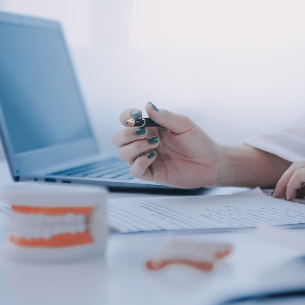 dentists are discussing dental problems report xray image laptop screen patients 2